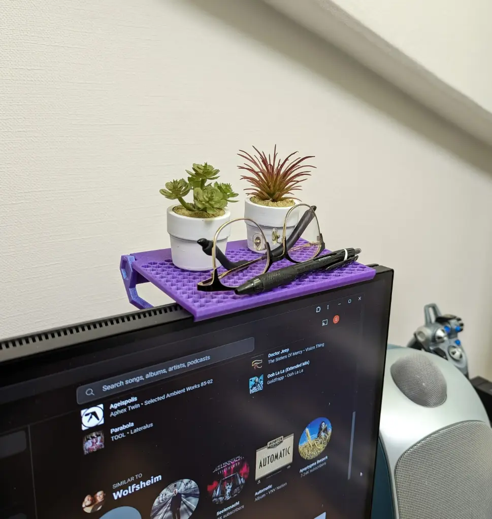 Monitor shelf
